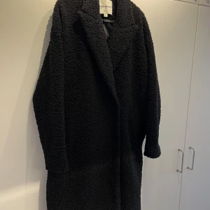 Carin Wester jacka dam st 36 - I gott skick, en knapp sitter dock lite löst men det går att fixa till med synål!