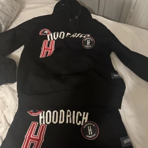 Hoodrich sett - Säljer mitt fina hoodrich sett för det ej kommer till användning byxorna är i S och tröjan i M skriv för mer bilder och info!