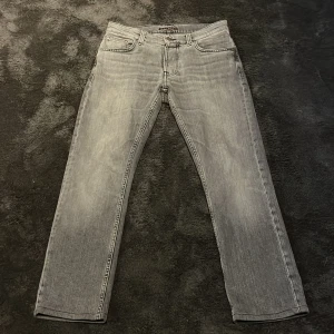 Nudie jeans  - Tjena säljer mina nudie jeans i modellen grim Tim. Cond 8/10  Jeansen sitter lite kort på mig som är 178