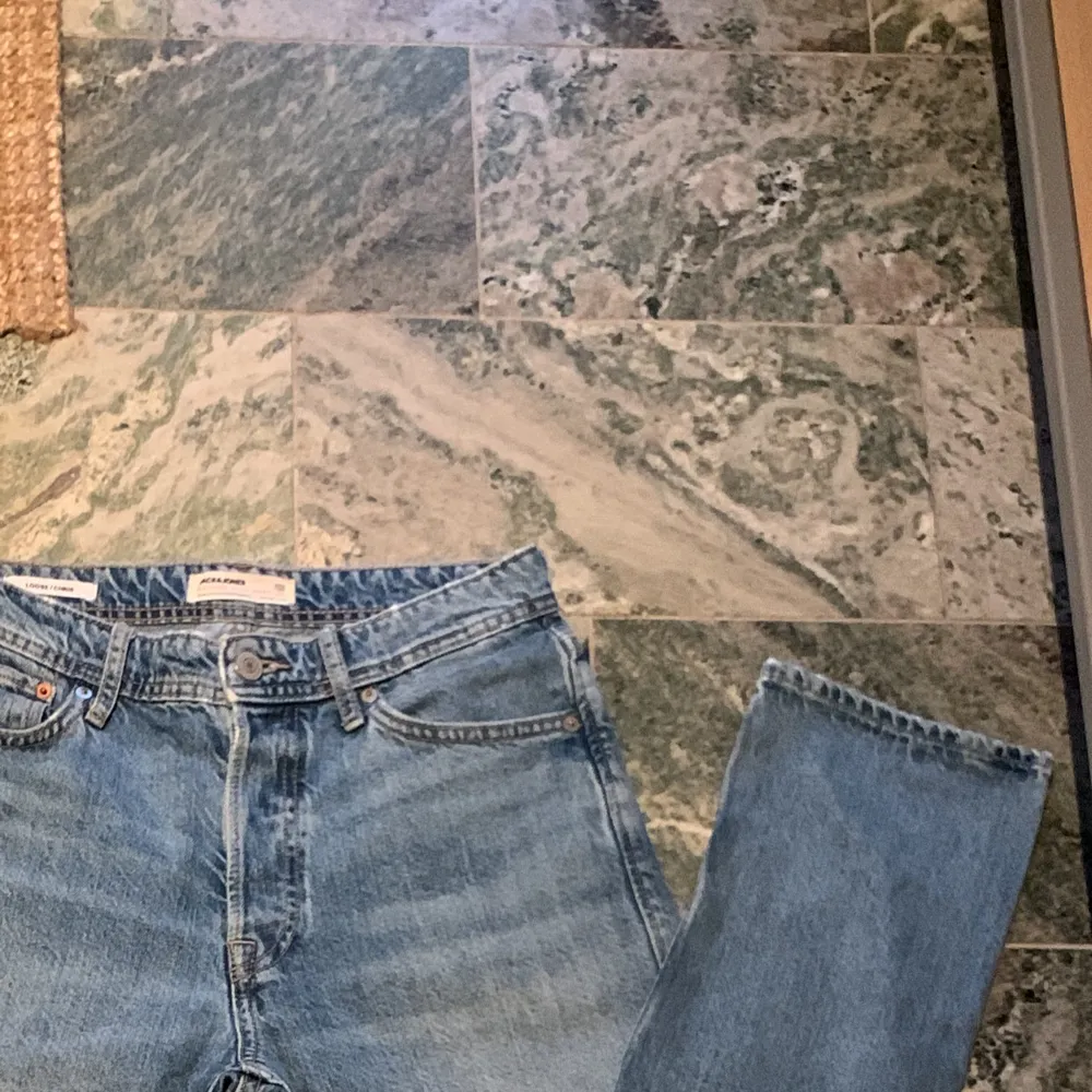 Säljer dessa feta jeans från jack n Jones i modellen Loose chris. De är sparsamt använda men fortfarande bra  cond 8-10. De passar dig som är 170-180. Byten tas emot! Hör av er vid minsta fundering 💫💯 #grisch #jinz #moncler #valentino. Jeans & Byxor.