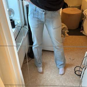 Midwaist jeans från märket att. Stl 42 men skulle säga att dom är lite små i storleken. Bara att skriva ifall ni har några frågor!💕