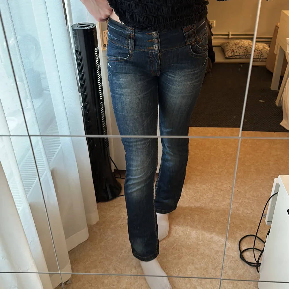 BlendShe jeans i storlek 30. Jag har vanligtvis storlek 38/36 och dom passar mig. Jätte fina och Inge fel knappt använda. Bara att skriva ifall ni har några frågor!💕. Jeans & Byxor.