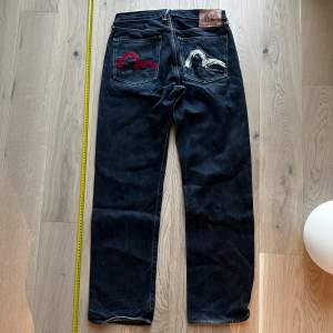 Vintage Evisu Jeans i riktigt bra skick. Storlek 32. Sitter stort och är långa