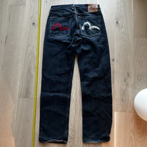 Vintage Evisu Jeans Storlek 32 - Vintage Evisu Jeans i riktigt bra skick. Storlek 32. Sitter stort och är långa