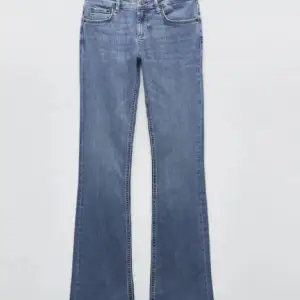 Säljer mina fina zara jeans som är för stora för mig perfekt skick🩷