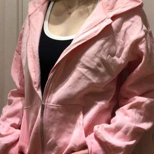 Säljer denna supersköna rosa hoodie från H&M i storlek XS. I nyskick, endast använd en gång. Skriv gärna om frågor!💝