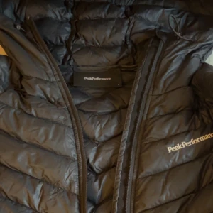 Peak Performance  - Säljer jackan peak performance i storlek s. Köpte den åt min bror men han använder inte den längre. I bra skick, inga defekter.💕