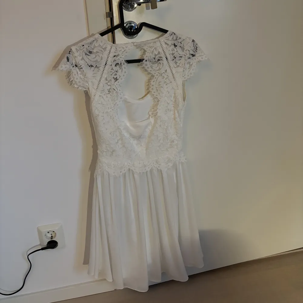 Säljer denna klänning från bubbleroom. Den är endast använd 2 gånger och k fint skick.. Klänningar.