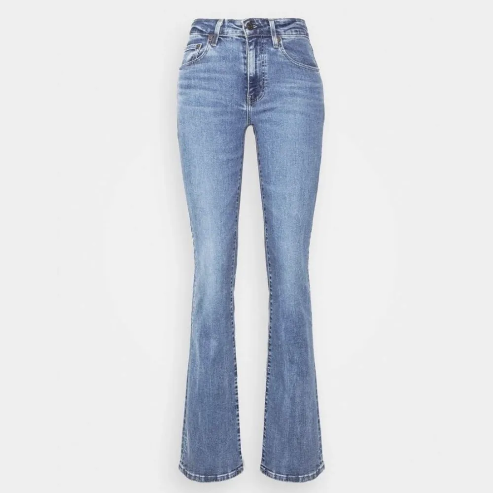 Superfina jeans som tyvärr är en aning stora för mig. Nyskick!🩵. Jeans & Byxor.