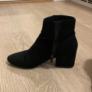 Låga stövlar  - Dragkedja på insidan. Höjd 5cm. 