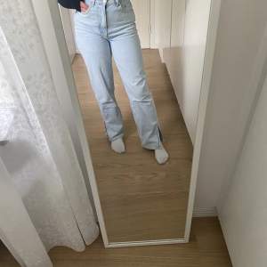 Ljusblå jeans men slits och hög midja. Använda ett fåtal gånger. Köpta för 599kr.