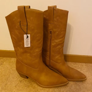 Cowboy boots  - Hej, säljer helt nya cowboy boots då dom inte kommit till användning. St 40 men skulle säga att dom passar 38/39/40. 
