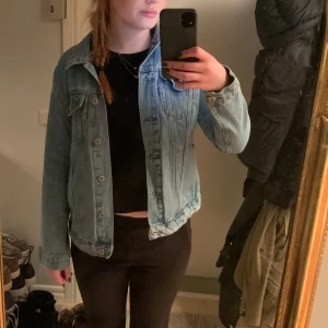 Jeansjacka - Jättesnygg helt oanvänd jeansjacka ifrån Lager157, i storlek XS men passar S också! 