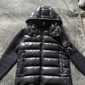 Moncler cardigan  - Sjukt fin Moncler cardigan stl XL men väldigt liten i modellen så passar M/L. Köpt från garmsmarket så 100% äkta. 