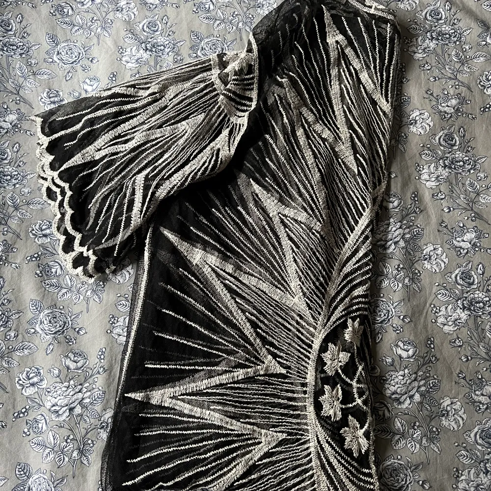 Kimono i svartvit mönster. ONE SIZE. Aldrig använd. Tröjor & Koftor.