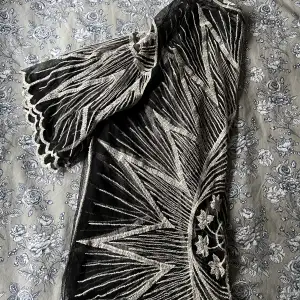 Kimono i svartvit mönster. ONE SIZE. Aldrig använd