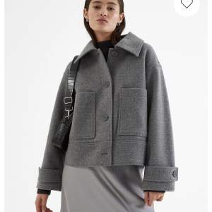 Säljer min fina kappa från Kappahl i storlek S. Perfekt nu till Hösten/vintern 💘köparen står för frakt 💕🙌🏼
