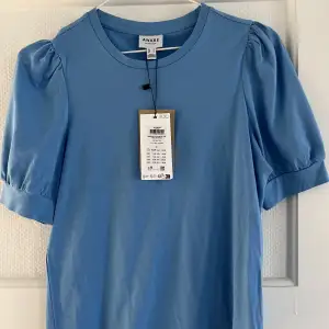 Blå t shirt med puffärm. Aldrig använd, köpt för 179kr. Från vila 