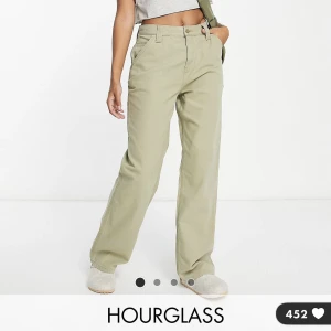 Byxor  - Säljer dessa super fina byxorn från Asos, köptes för 459kr. Formar kroppen super fint. Använt bara en gång! Storlek 34 men stor i storlek, så skulle säga att det passar 36/38💕kontakta mig för fler bilder ☺️