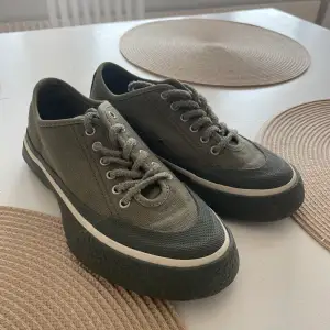 Säljer ett par skor eytys som är nästam som nya. Sparsamt använda. Köptes för ett tag sen för 1800kr om jag minns rätt Storlek 36. Damskor, sneakers. Kom med prisförslag 