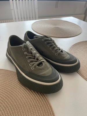 Eytys skor storlek 36 - Säljer ett par skor eytys som är nästam som nya. Sparsamt använda. Köptes för ett tag sen för 1800kr om jag minns rätt Storlek 36. Damskor, sneakers. Kom med prisförslag 