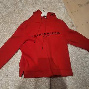 Tommy Hilfiger hoddie dam i storlek L använd fåtal gånger så den är i nyskick köpte för 1000kr🩶