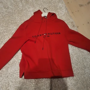 Tommy Hilfiger hoddie dam storlek L - Tommy Hilfiger hoddie dam i storlek L använd fåtal gånger så den är i nyskick köpte för 1000kr🩶