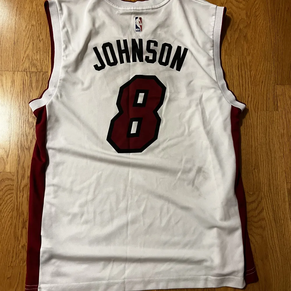 Vitt basket linne. Miami Heat med Johnson nr 8 på ryggen. Stolek M , märke adidas. Oanvänd.. T-shirts.