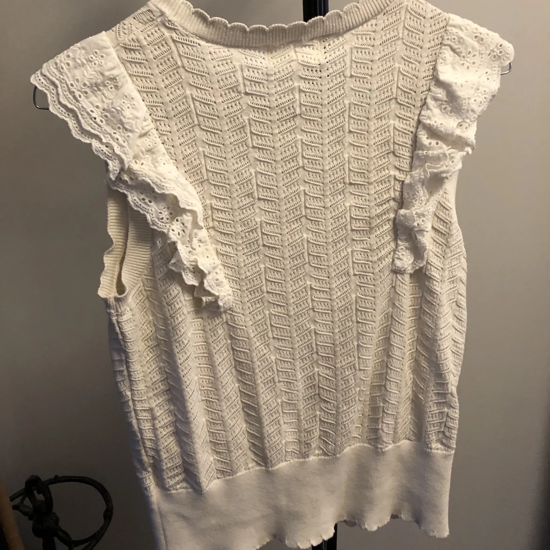 En mycket fin stickad väst ifrån Lindex - 91