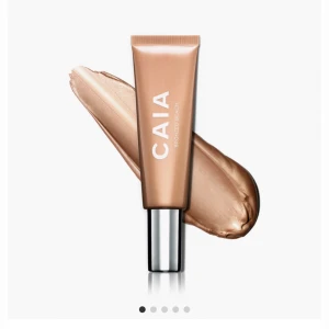 Liquid highlighter från caia - Färgen är bronzed beach. Säljes då jag fick den i julkalendern och jag vet att den inte kommer komma till användning. Den är helt oanvänd. Pris på hemsidan är 295kr. Mitt pris är 200kr.