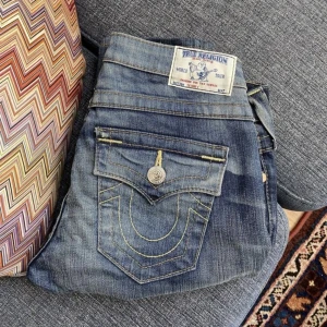 True religion low waist jeans  - Säljer just nu mina true relegion jeans. Det är storlek 28 💕