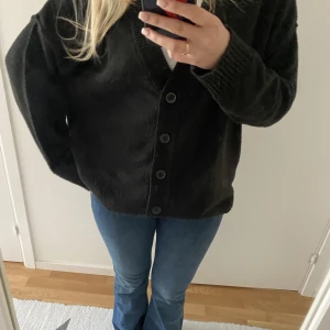 Svart kofta -  svart kofta med stora knappar från Pull and bear 