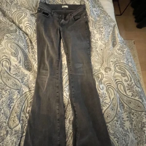 Low waist bootcut jeans💘 - Storlek 38 Låg midjade bootcut Använda men inte slitna💗