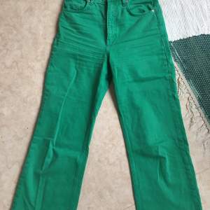 Fin gröna jeans från Zara. Storlek  36, högre midja och rak passform.
