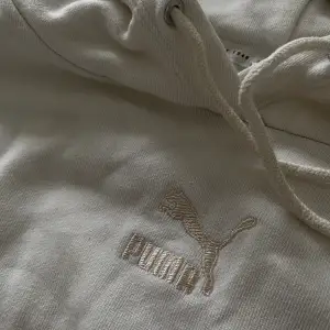 Skitsnygg puma hoodie. Jag använder den inte så mycket därför säljer jag den. Storlek XS men passar mig som S/M