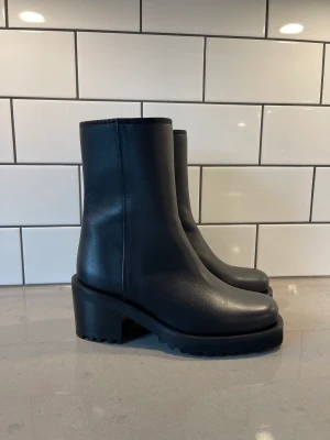 Filippa K boots 37 - Helt nya och oanvända boots från Filippa K storlek 37. Nypris ca 5000kr. Kan mötas upp i Malmö!  Säljes för 4000kr 