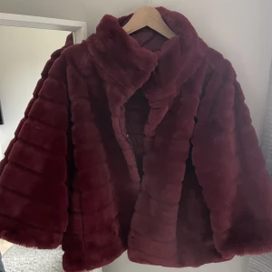 Mörkröd trekvartsärmad Jacka - ❗️SKICKA RIMLIGA PRISFÖRSLAG ❗️Super söt, man kan vända ut o in på den beroende på vilket motiv man vill ha. En av knapparna på ett av motiven är lite insjunken men den fungerar fortfarande att knäppa. Inget som syns men känner skyldighet att berätta! 🫶🏼💕