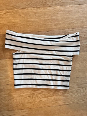 Off shoulder tröja  - En super gullig tröja, säljer pga att den aldrig kommer till användning, liten i storlek!💞 Passar mig som är M 