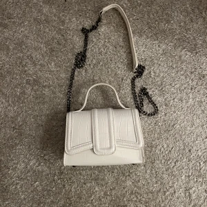 Zara Väska - Vit söt axelbands väska från zara  Nästintill aldrig använd 