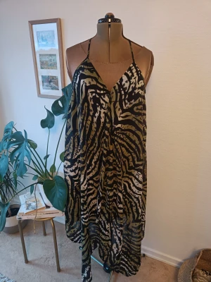 Bonprix klänning strl L  - Vacker klänning i tunnt tyg (med underklänning) Köpt på Bonprix  Fint skick, obetydligt använd Material är troligen polyester 