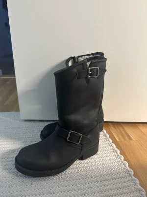 Johnny bulls boots vinterskor fodrade - Hej! Nu säljer jag mina mysiga boots från Johnny bulls! Endast använda ett par gånger. Väldigt mysiga och varma då de är fodrade. Storlek 36💜
