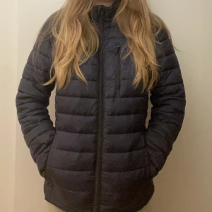 Craft jacka  - Marinblå Craft-jacka köpt för något år sedan. Har avtagbar luva och fickor med dragkedja. Använd, men i gott skick. Endast ett litet hål i vänster ärm (jag kan fixa det om det önskas)💕köptes för 799kr. Skriv om du vill ha fler bilder eller har frågor 🫶💗