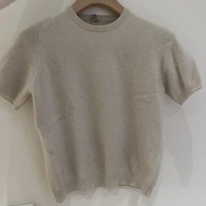 Kashmir T-shirt  - 100% Kashmir. Storlek enligt lappen M men uppskattas till storlek S. Skriv för fler bilder💕