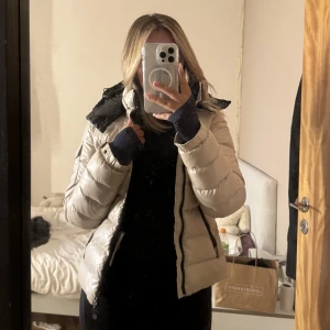 Super snygg Moncler jacka i beige  - Intressekoll på min fina Moncler i modellen maya. Säljer bara vid bra bud eller byte mot en fjällräven jacka. Självklart äkta (går att scanna och söka upp så man ser att den är äkta) bara att skriva vid frågor💗