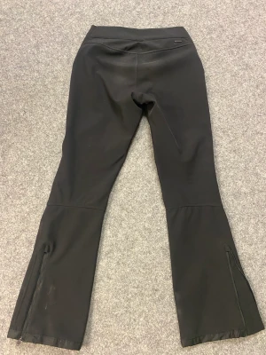 Skidbyxor  - Säljer dessa snygga skidbyxor från Everest storlek 38. Sitter tajt med lite bootcut