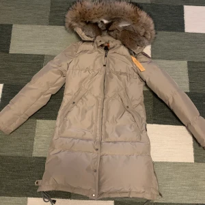 Beige Parajumper jacka - Hej, jag säljer denna beiga Parajumper jackan. Den är aldrig använd då jag fick den som present och är i nytt skick. Hör gärna av er vid frågor☺️