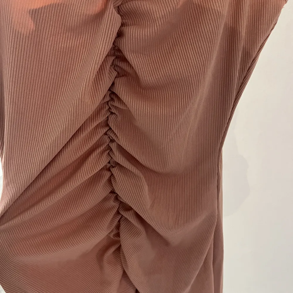 Denna söta rosa klänning e köpt på Shein för ca 2 år sen. Den har scrunch i mitten och knyt längst ner på båda sidor. Den är mot det smutsrosa hållet och har ett ribbat material. Inget jag använder längre så lika bra att den får en ny ägare💕. Klänningar.