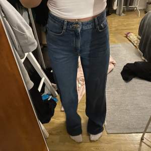 Skit snygga High Waist jeans från Zara  Passar som en smäck 💙💙 Storlek 36