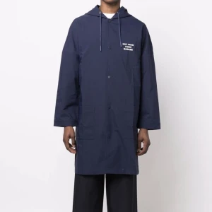 Drole de monsieur kappa - Tunn Navy blå Drole de Monsieur regnkappa med kända trycket ”Not from Paris madame” på bröst och rygg. Endast använd ett fåtal ggr, i toppskick. Nypris ca 3500kr, köpt på SSENSE