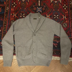 Cardigan - Säljer min fina Stenströms cardigan. Den är stickad i ett mycket fint merino garn, inga skador heller. Köpt på Careofcarl för ca 3999, jag säljer för 800. 